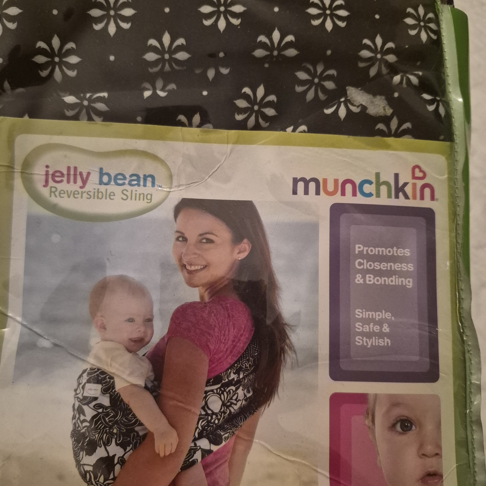Munchkin Jelly Bean Reversible Sling - Black and White